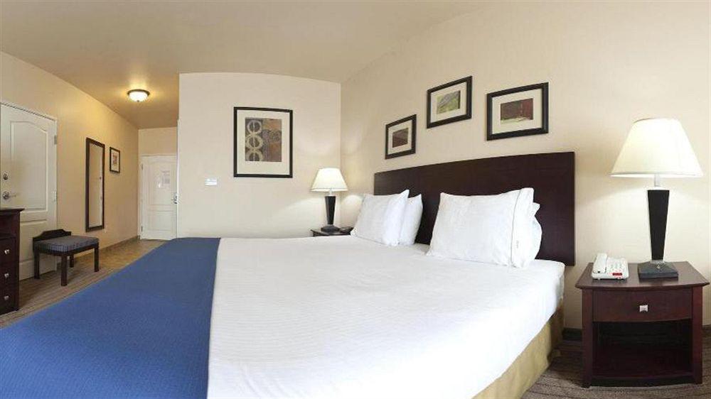 Holiday Inn Express Hotel & Suites Marshall By Ihg Buitenkant foto