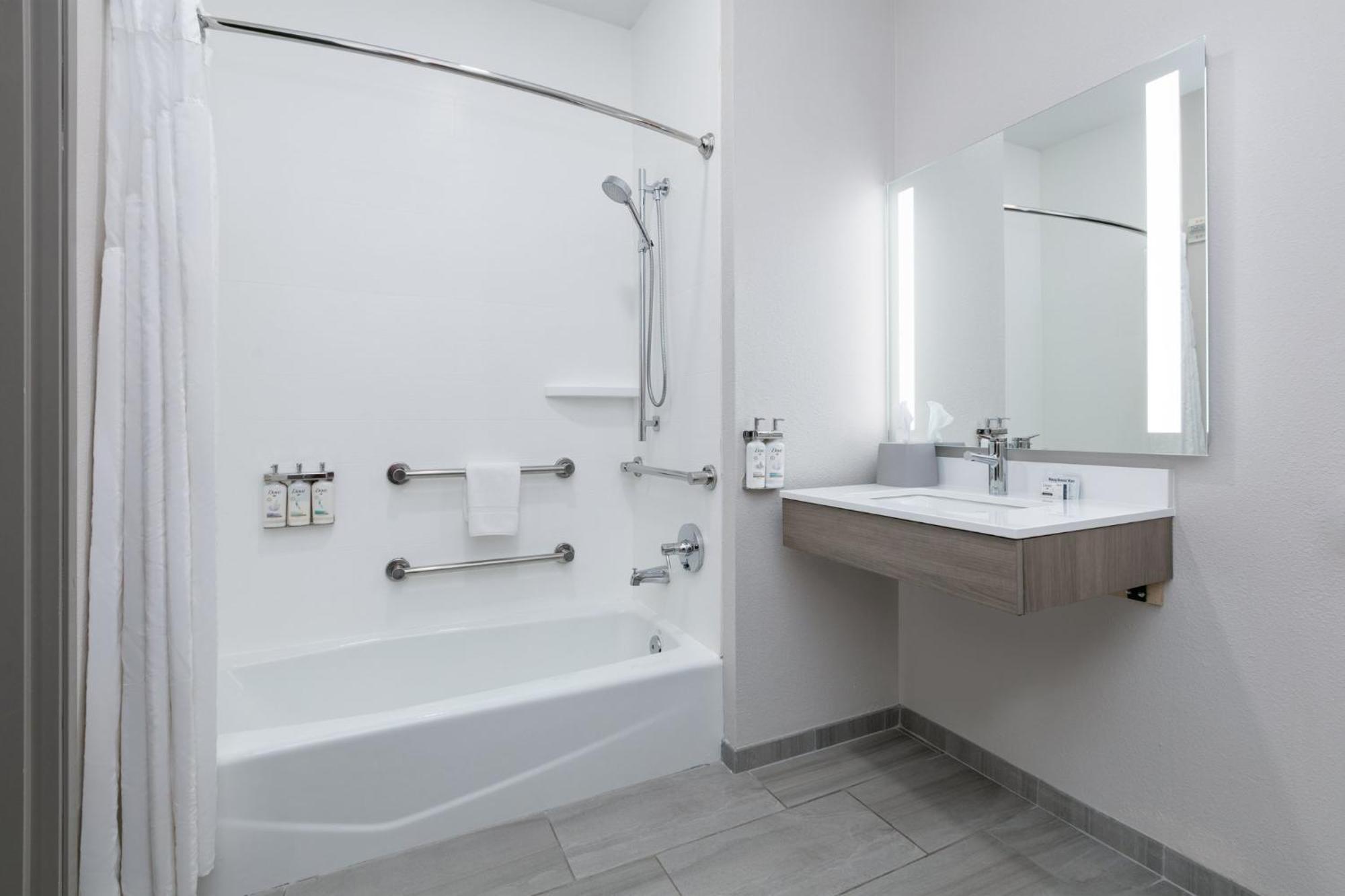 Holiday Inn Express Hotel & Suites Marshall By Ihg Buitenkant foto