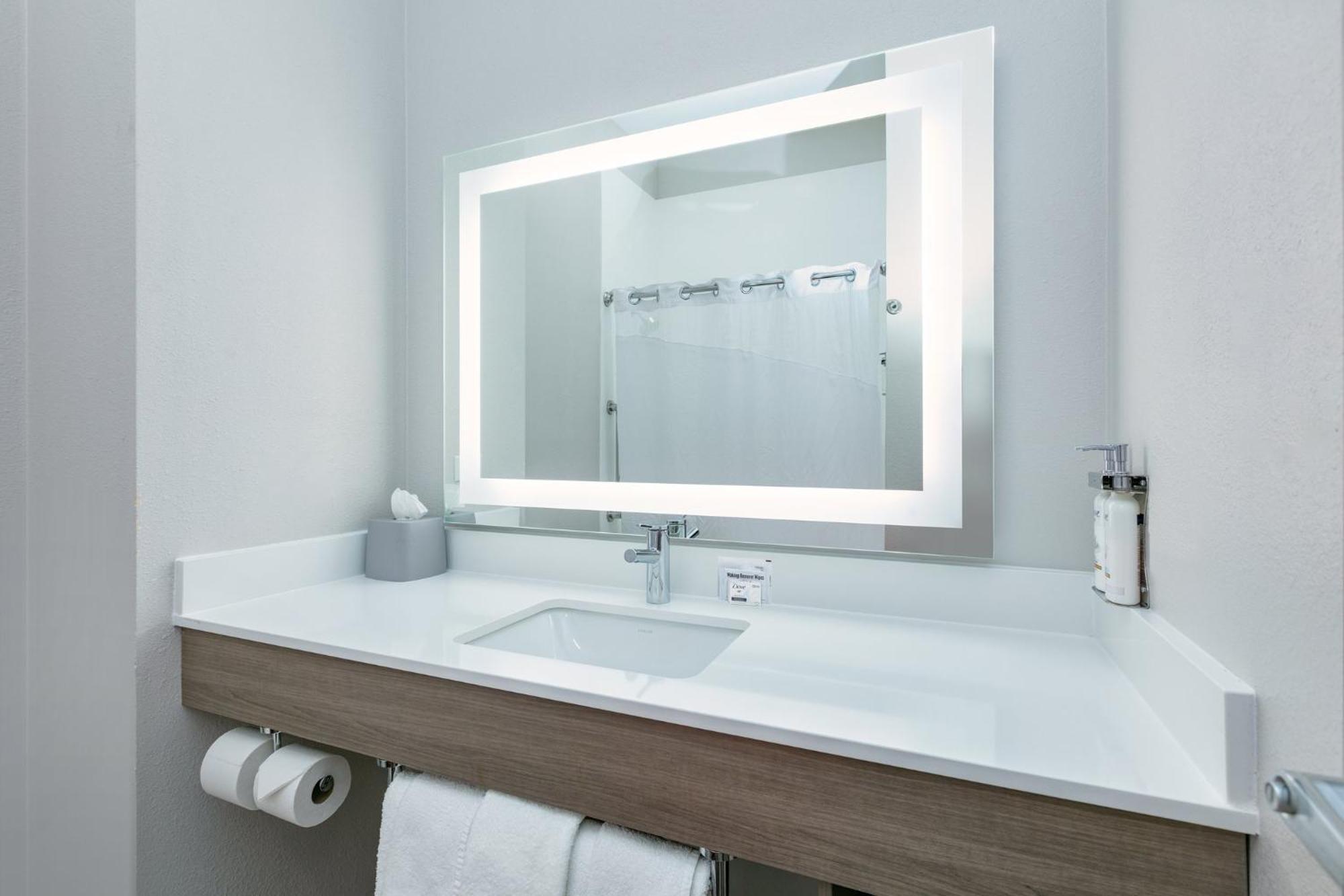 Holiday Inn Express Hotel & Suites Marshall By Ihg Buitenkant foto