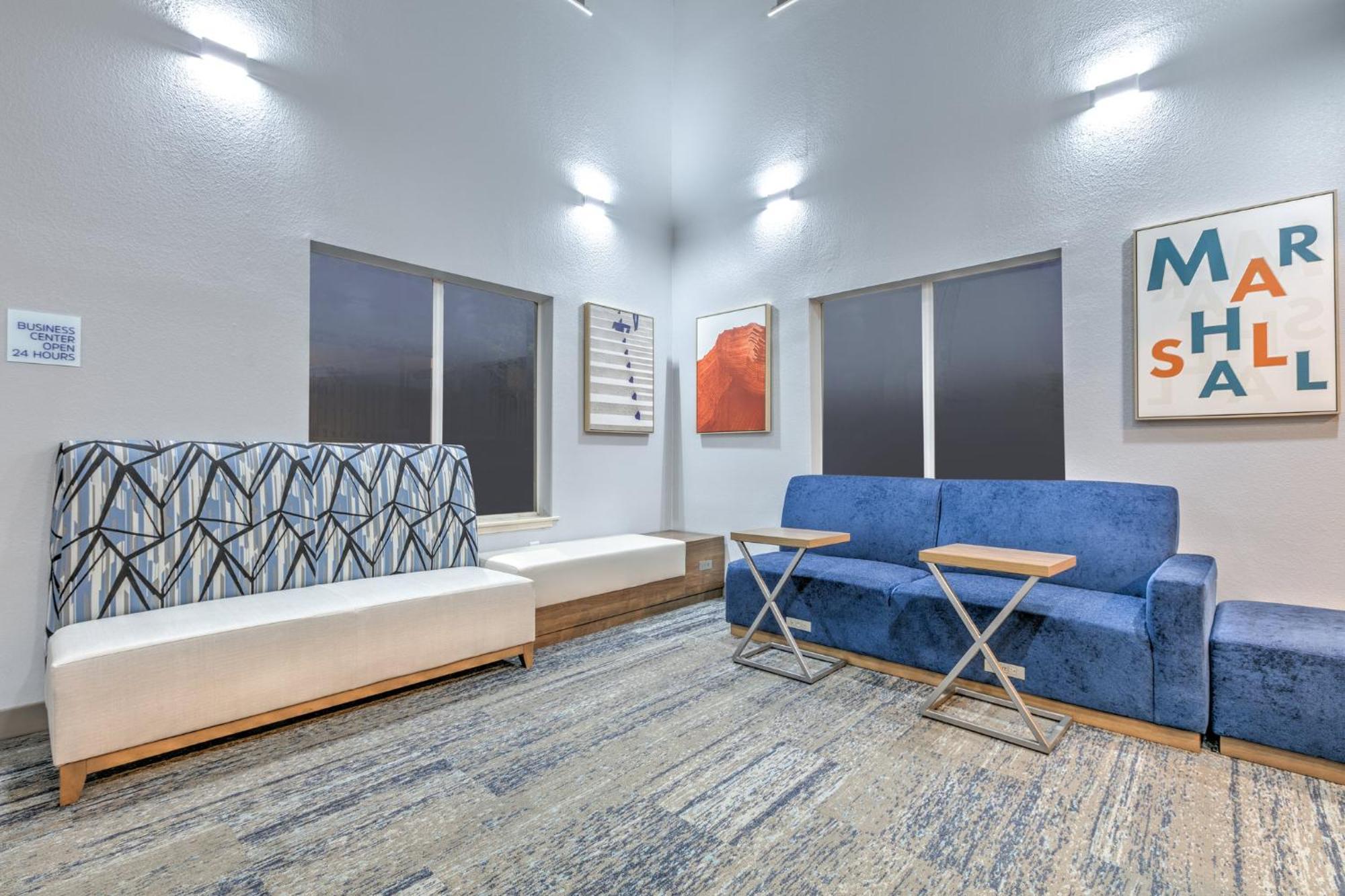 Holiday Inn Express Hotel & Suites Marshall By Ihg Buitenkant foto